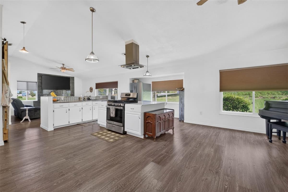 722 HUNT DRIVE — photo 14 of 59