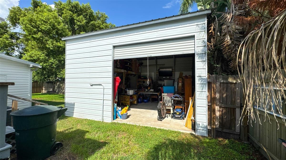 520 JACKSON AVENUE — photo 11 of 56