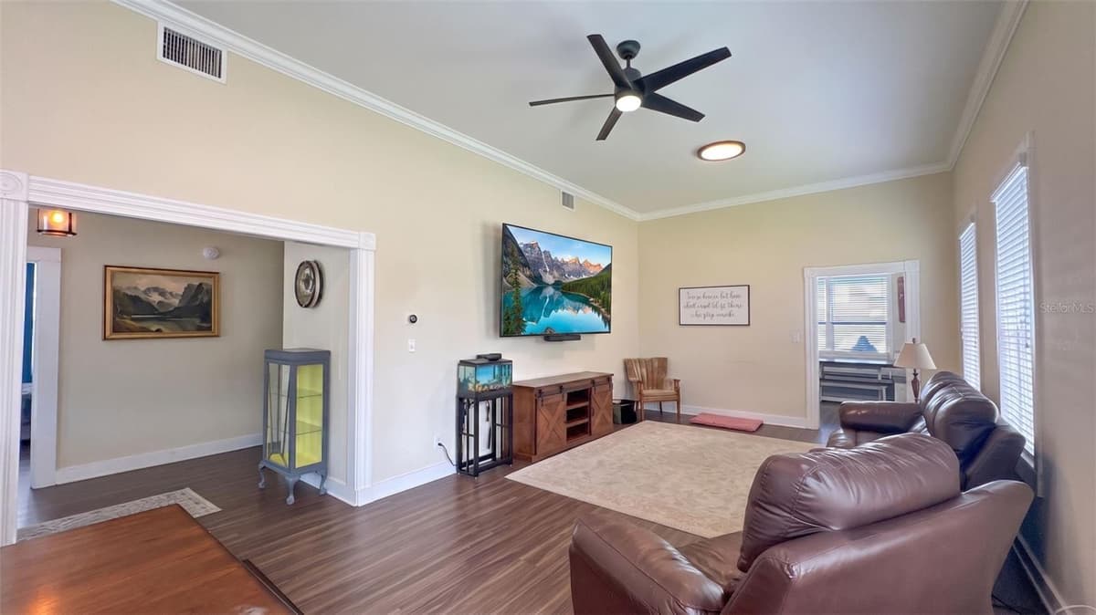 520 JACKSON AVENUE — photo 6 of 56