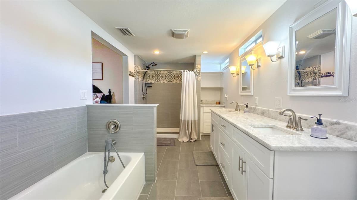 520 JACKSON AVENUE — photo 10 of 56