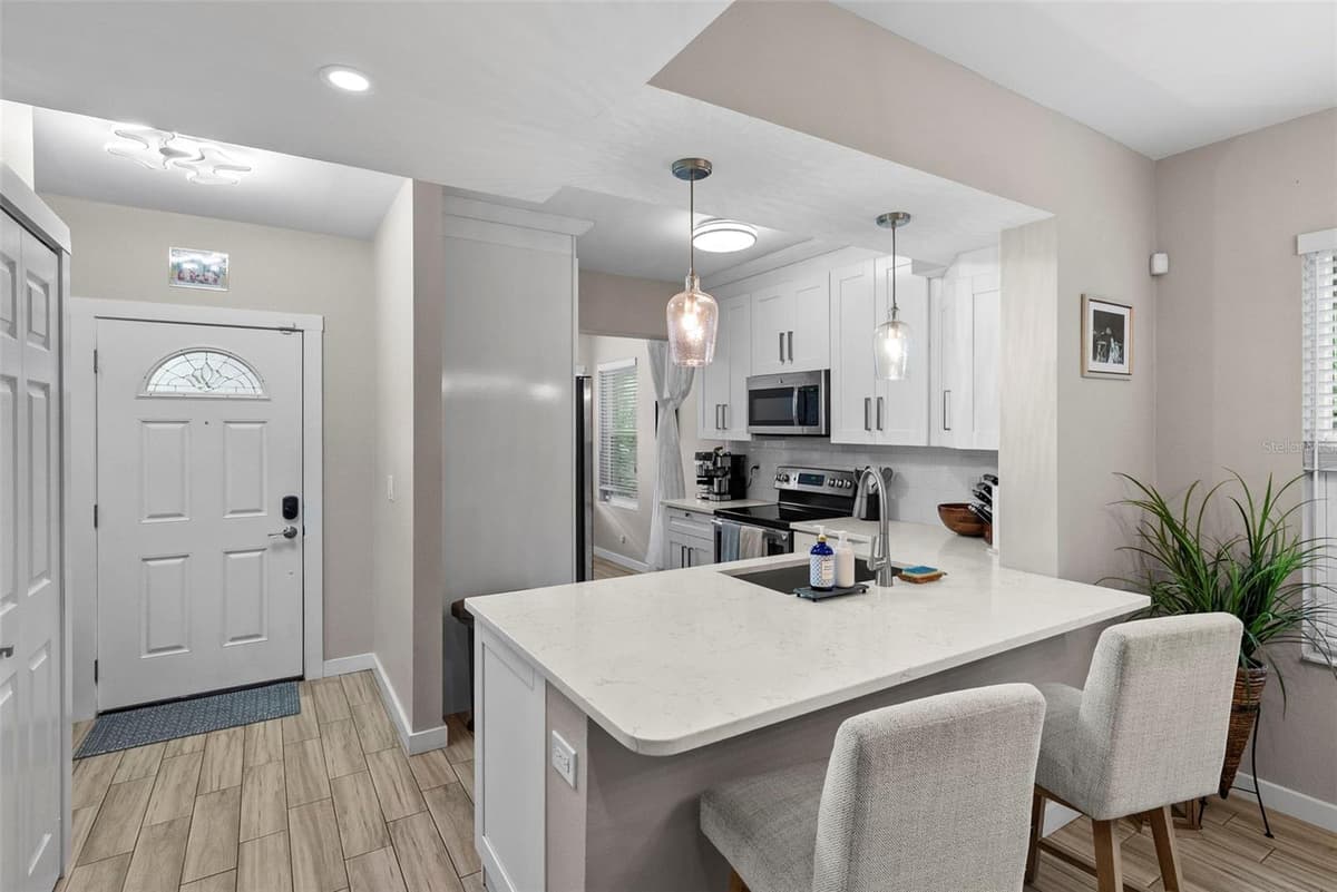 4811 BAYSHORE BOULEVARD — photo 4 of 32