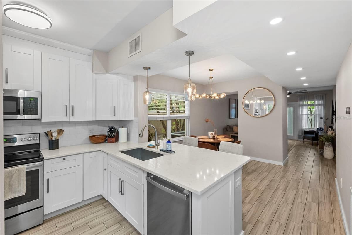 4811 BAYSHORE BOULEVARD — photo 3 of 32
