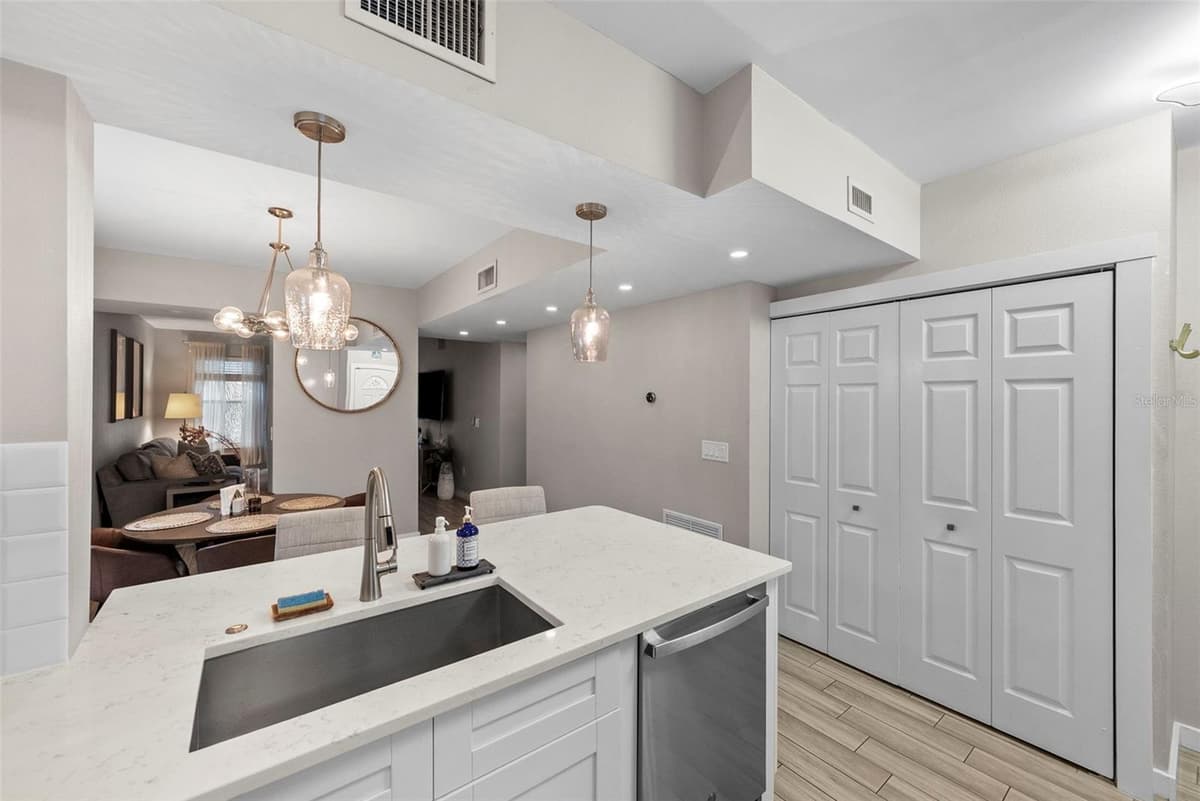 4811 BAYSHORE BOULEVARD — photo 8 of 32