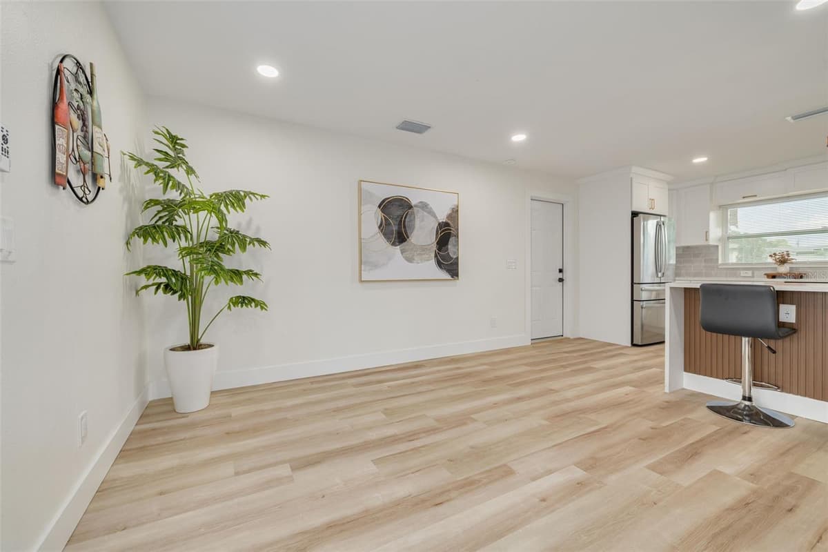 1673 CAMBRIDGE DRIVE — photo 9 of 34