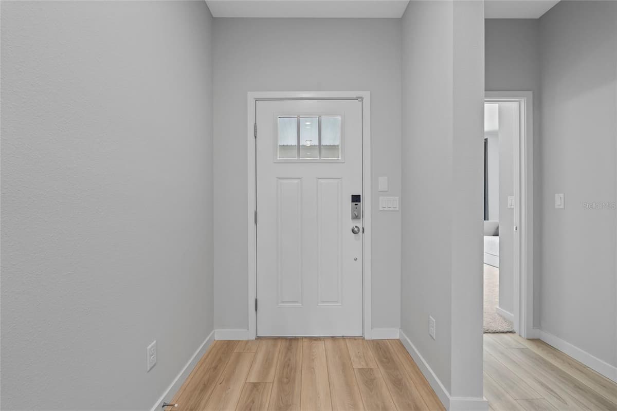 19 PERSEUS AVENUE — photo 10 of 36