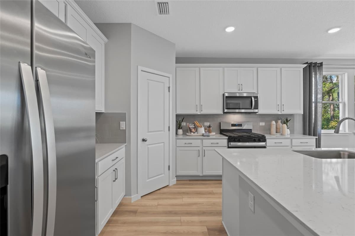 19 PERSEUS AVENUE — photo 12 of 36
