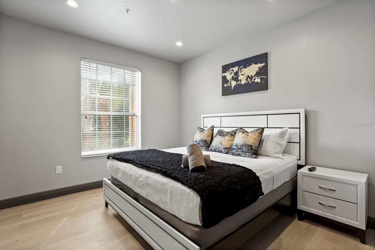 7675 COMROW ST — photo 13 of 34