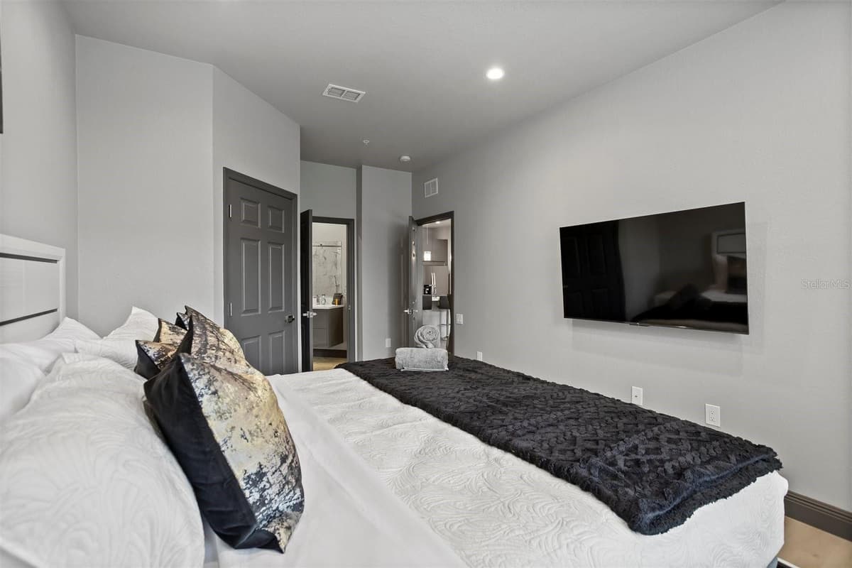 7675 COMROW ST — photo 14 of 34