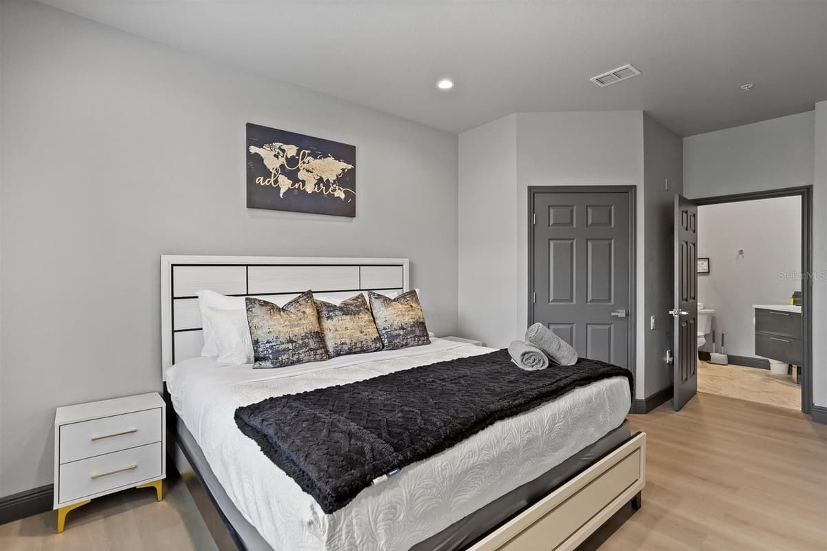 7675 COMROW ST — photo 12 of 34