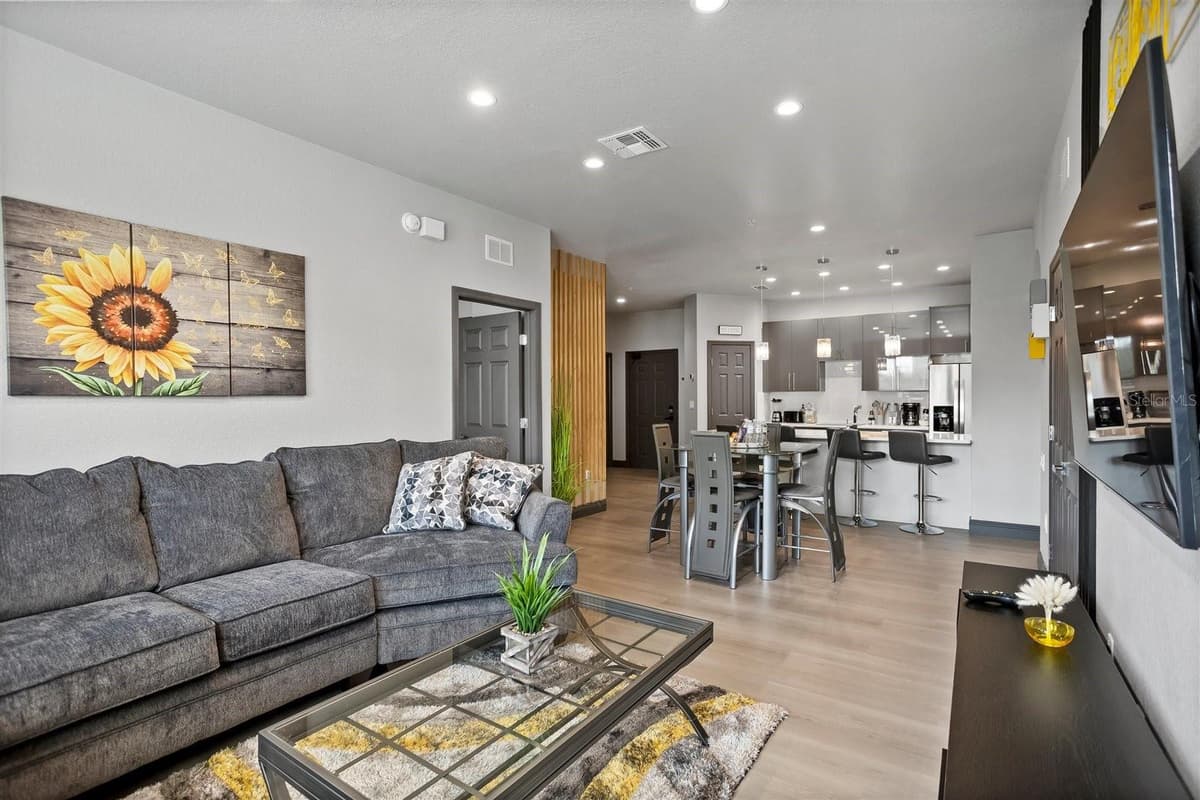 7675 COMROW ST — photo 10 of 34