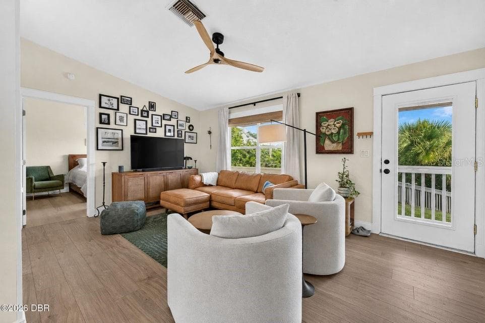 124 AVALON DRIVE — photo 4 of 35
