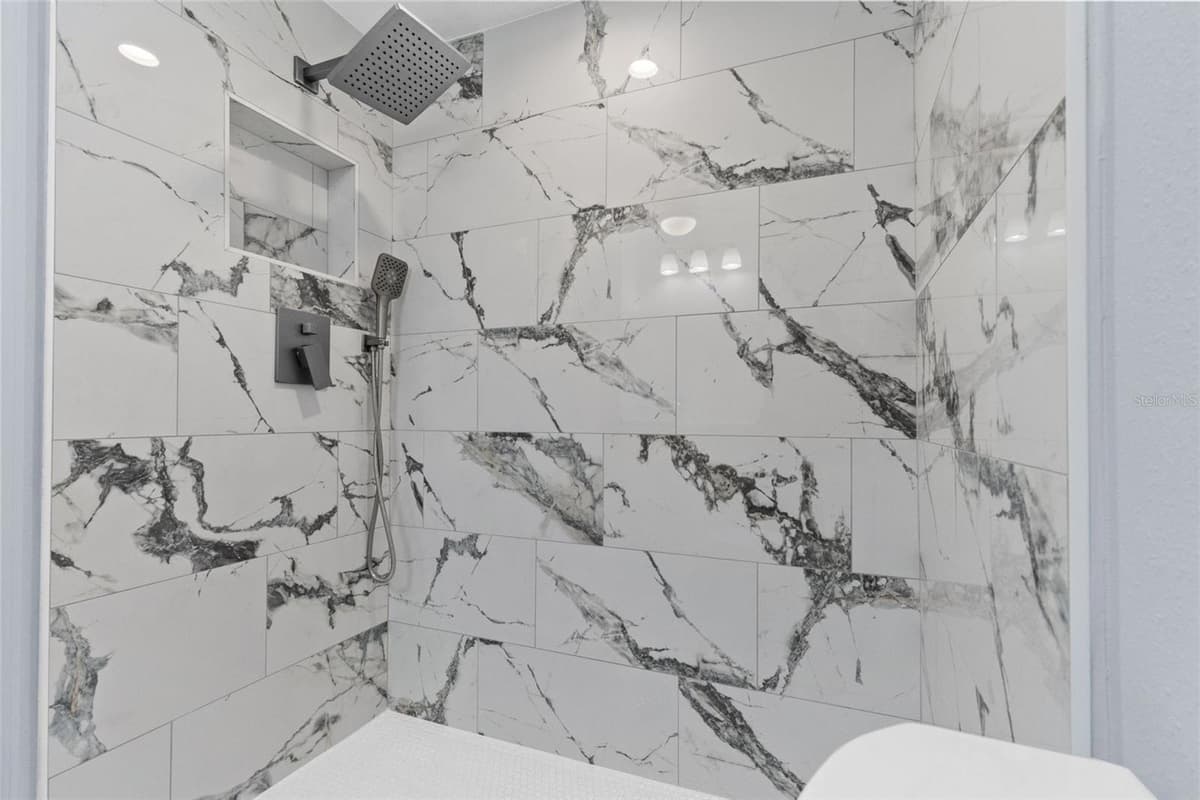 4895 BAY STREET — photo 15 of 53