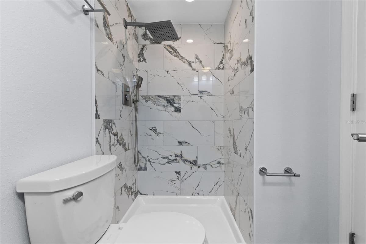 4895 BAY STREET — photo 17 of 53