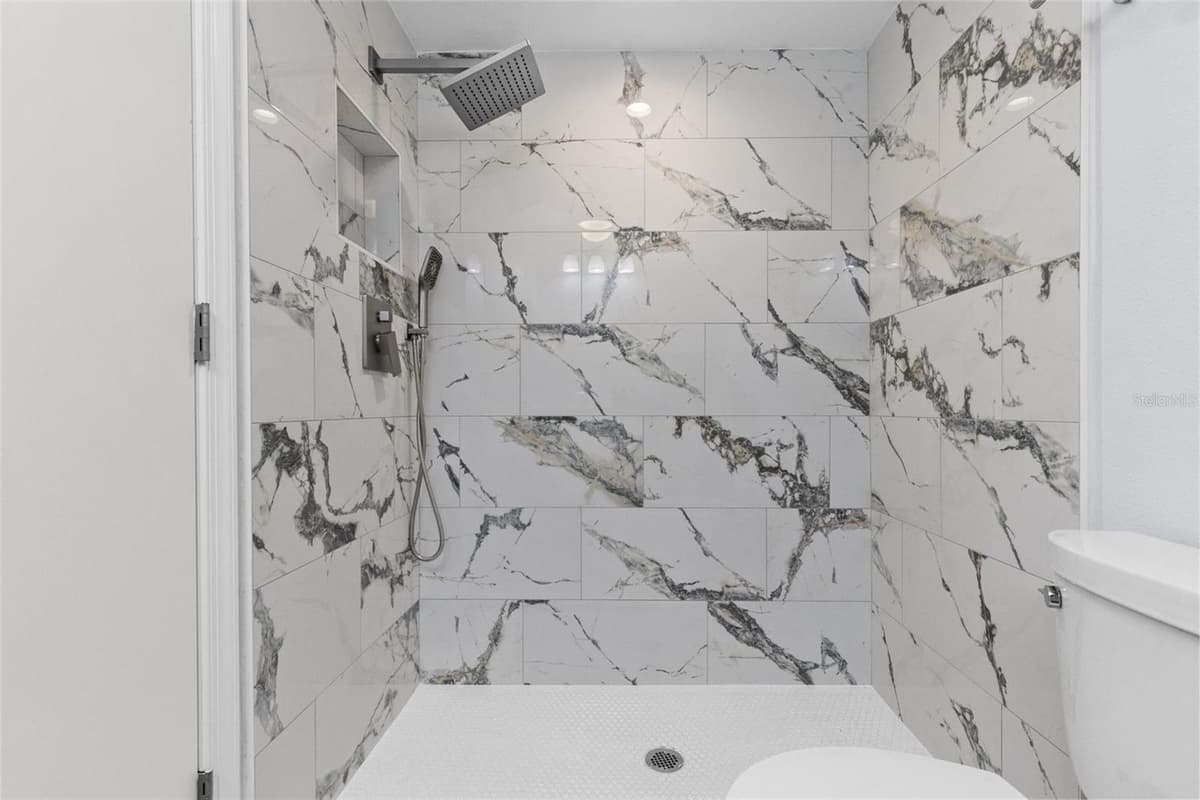 4895 BAY STREET — photo 16 of 53