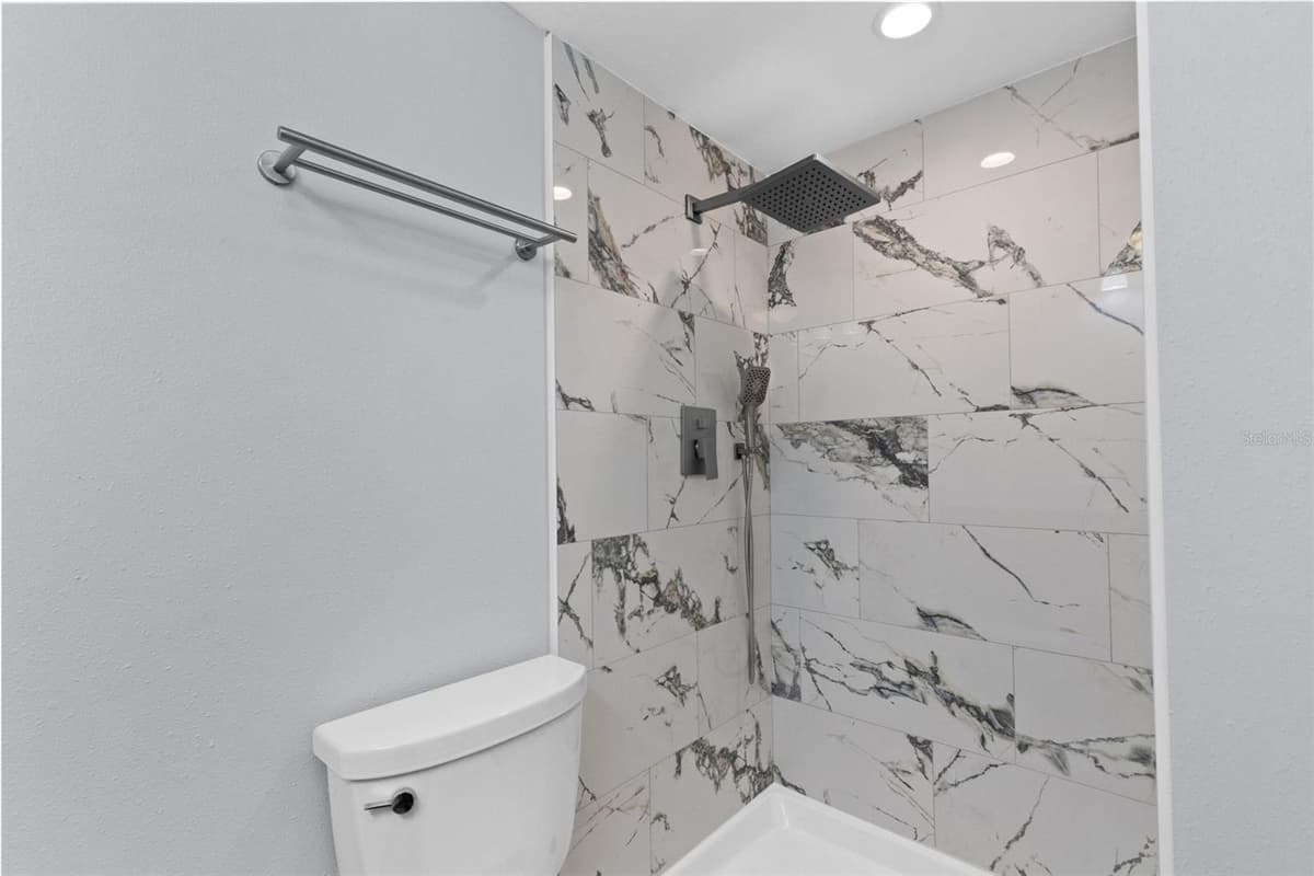 4895 BAY STREET — photo 13 of 53
