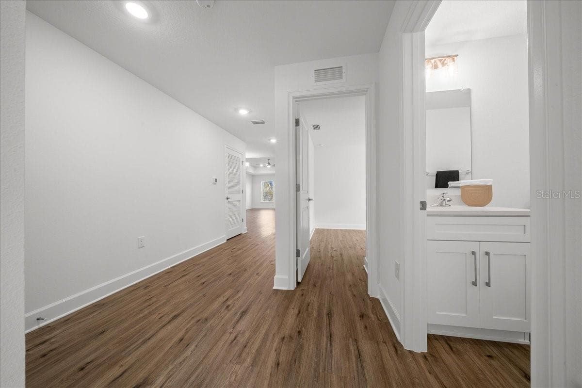 6241 FREEPORT DRIVE — photo 22 of 57