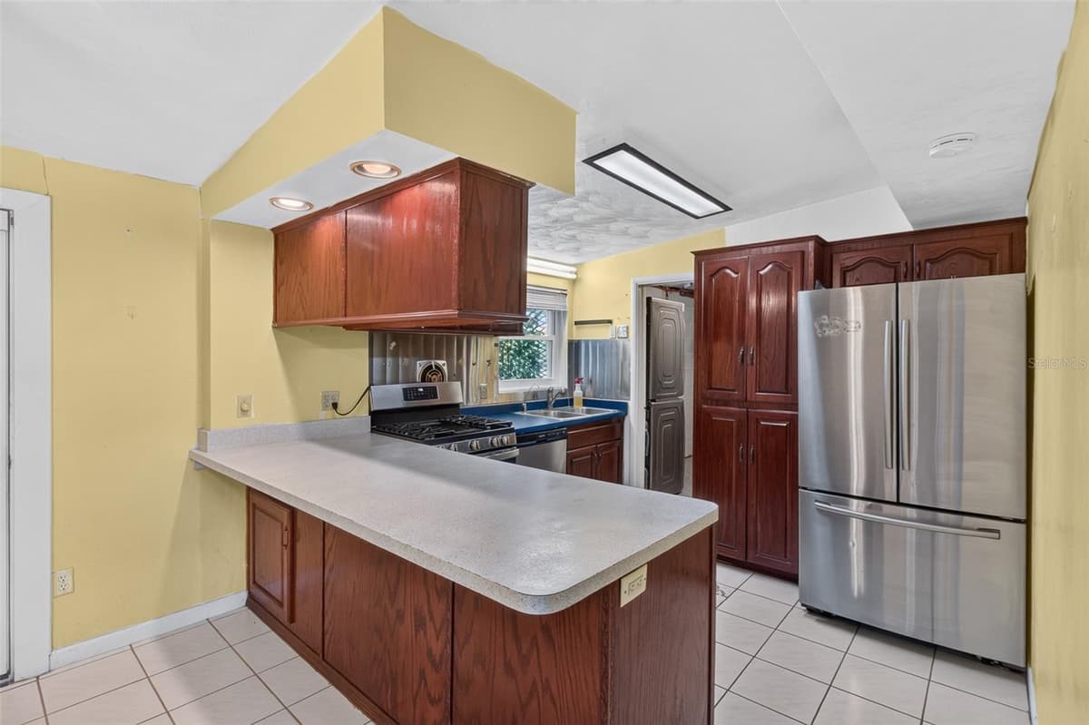 568 MANOR DRIVE — photo 18 of 43