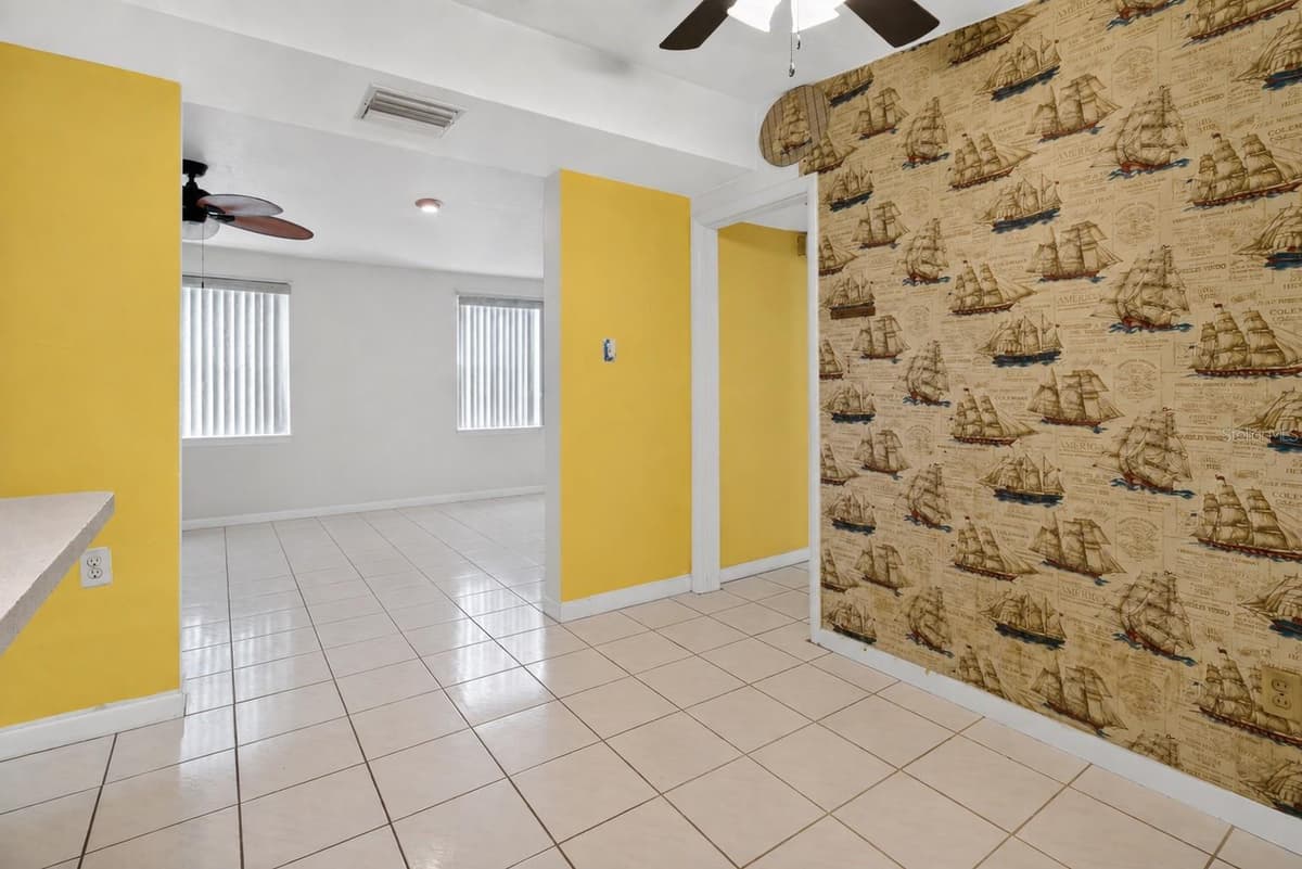 568 MANOR DRIVE — photo 15 of 43