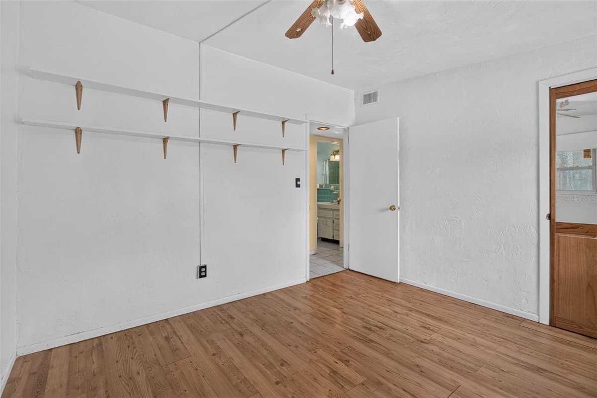 568 MANOR DRIVE — photo 24 of 43