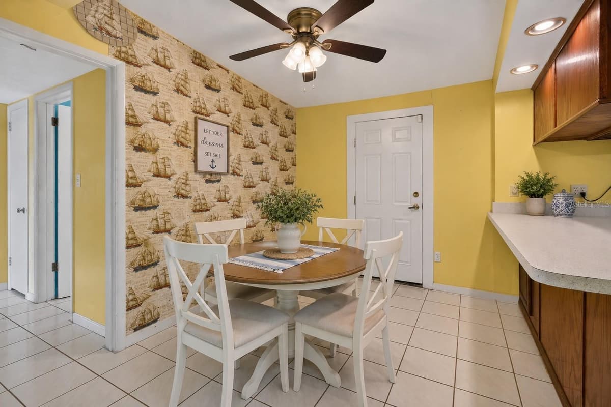 568 MANOR DRIVE — photo 13 of 43