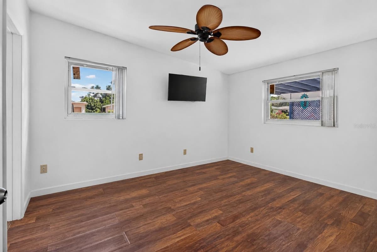 568 MANOR DRIVE — photo 10 of 43