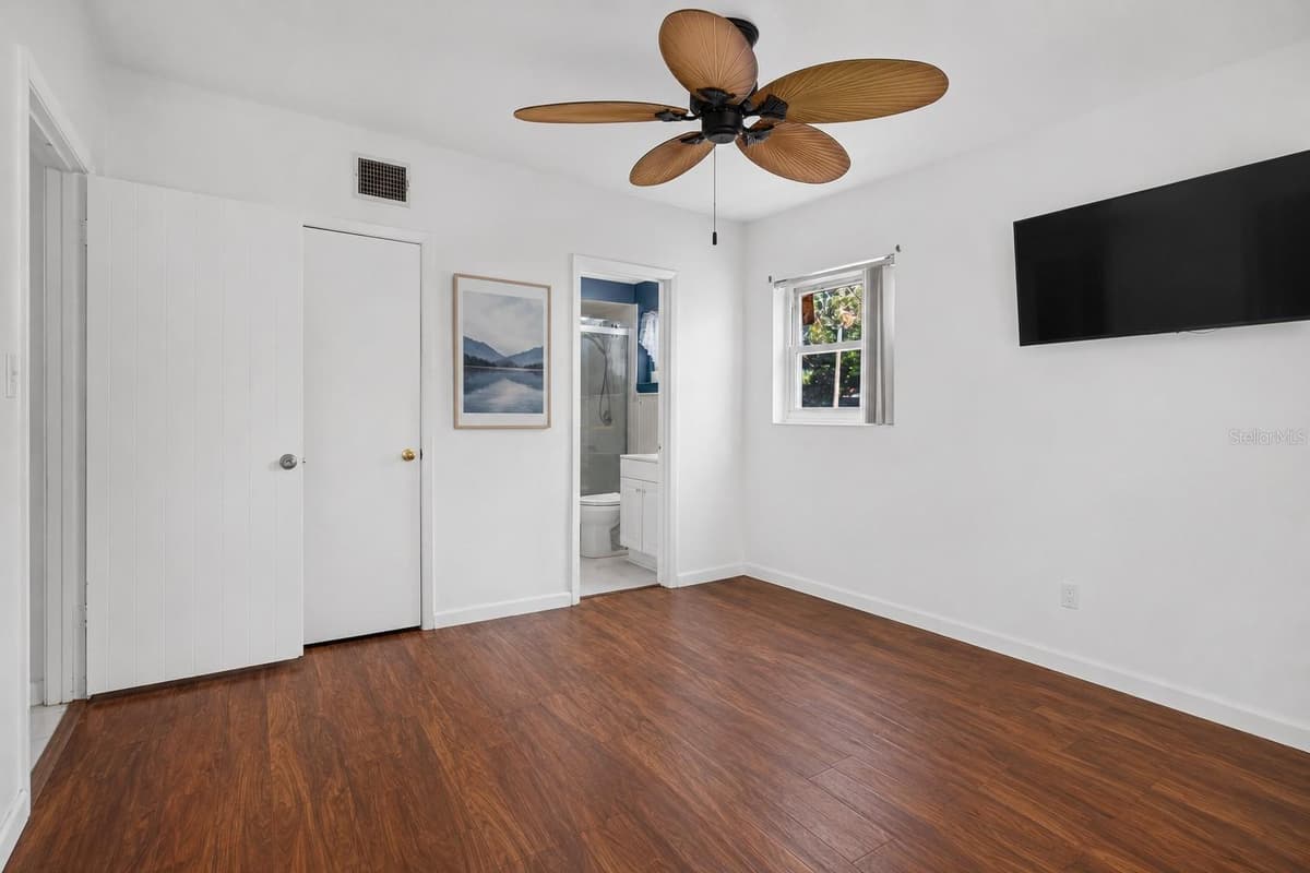 568 MANOR DRIVE — photo 11 of 43