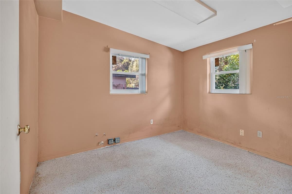 568 MANOR DRIVE — photo 27 of 43