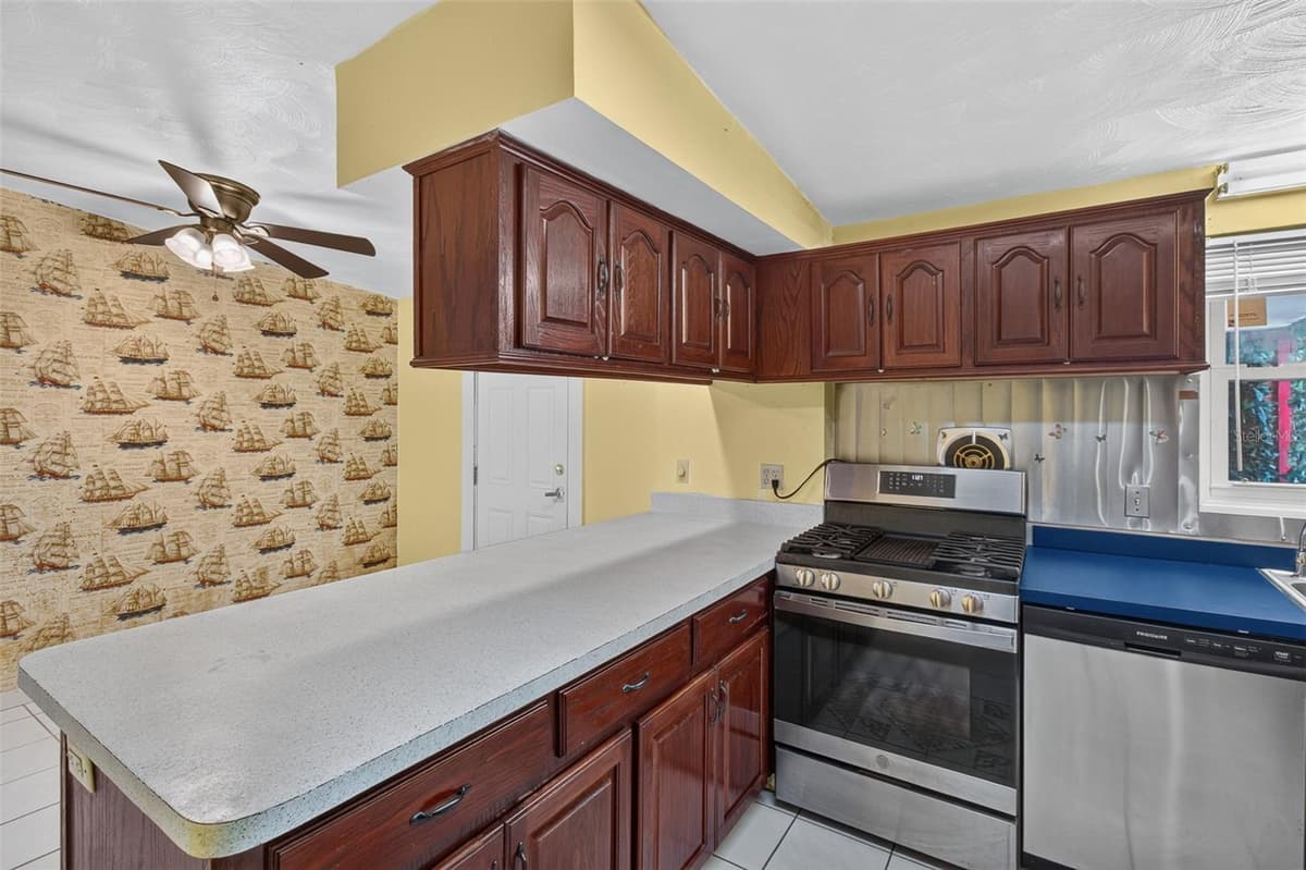 568 MANOR DRIVE — photo 19 of 43
