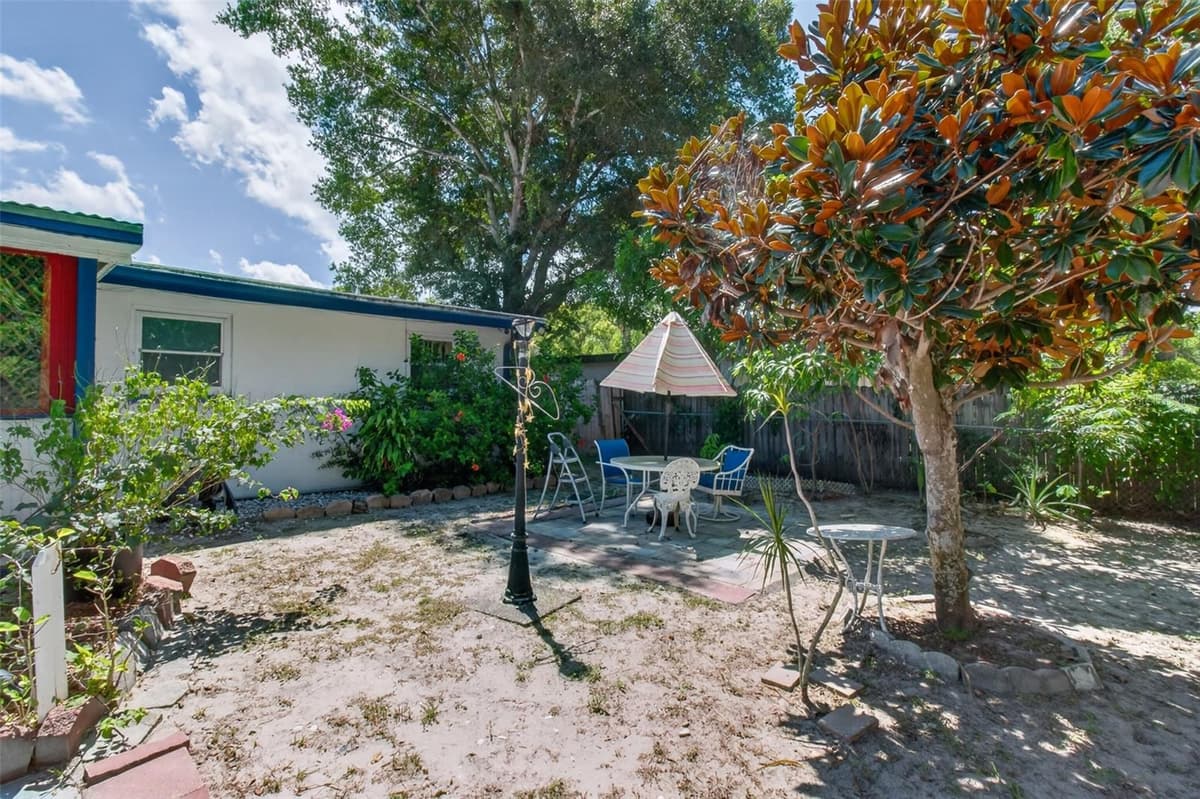 568 MANOR DRIVE — photo 34 of 43