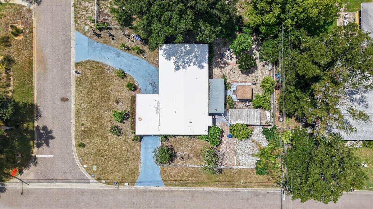 568 MANOR DRIVE — photo 38 of 43