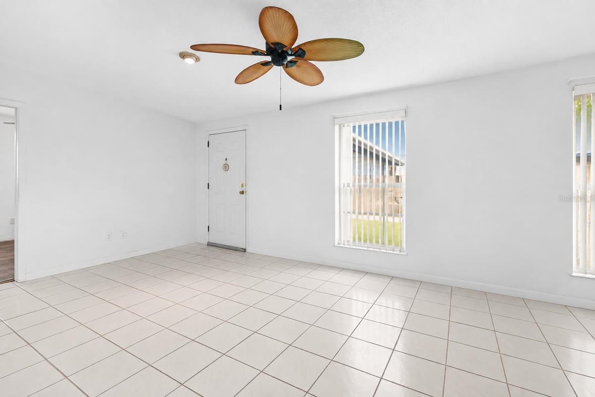 568 MANOR DRIVE — photo 7 of 43