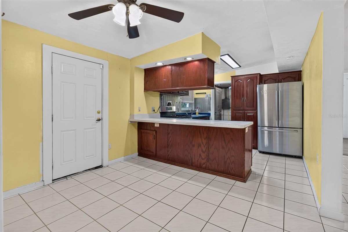 568 MANOR DRIVE — photo 17 of 43
