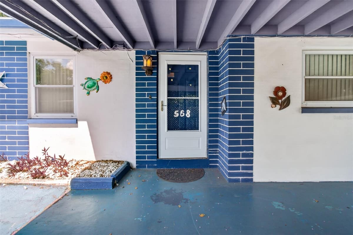 568 MANOR DRIVE — photo 4 of 43