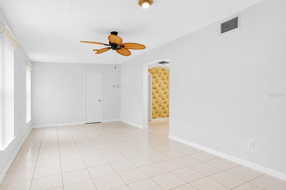 568 MANOR DRIVE — photo 8 of 43