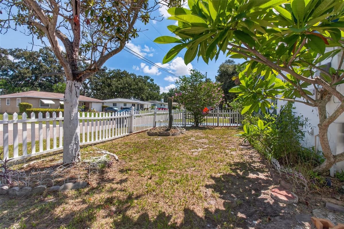 568 MANOR DRIVE — photo 35 of 43