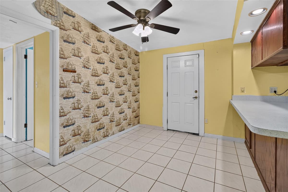 568 MANOR DRIVE — photo 14 of 43