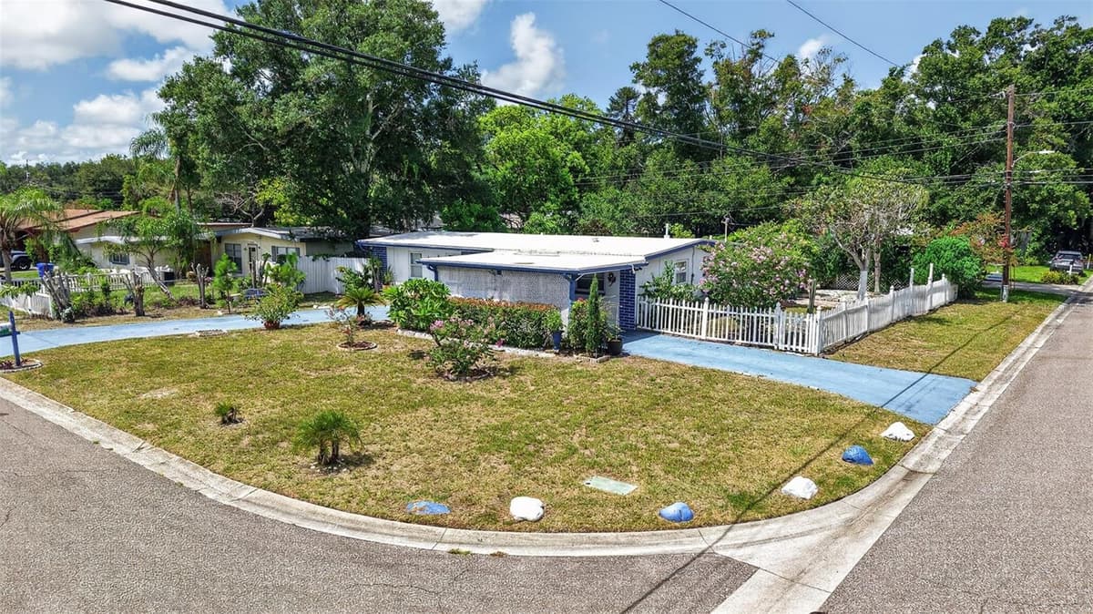 568 MANOR DRIVE — photo 36 of 43
