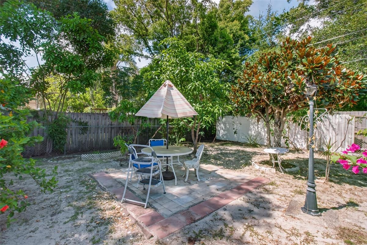 568 MANOR DRIVE — photo 32 of 43