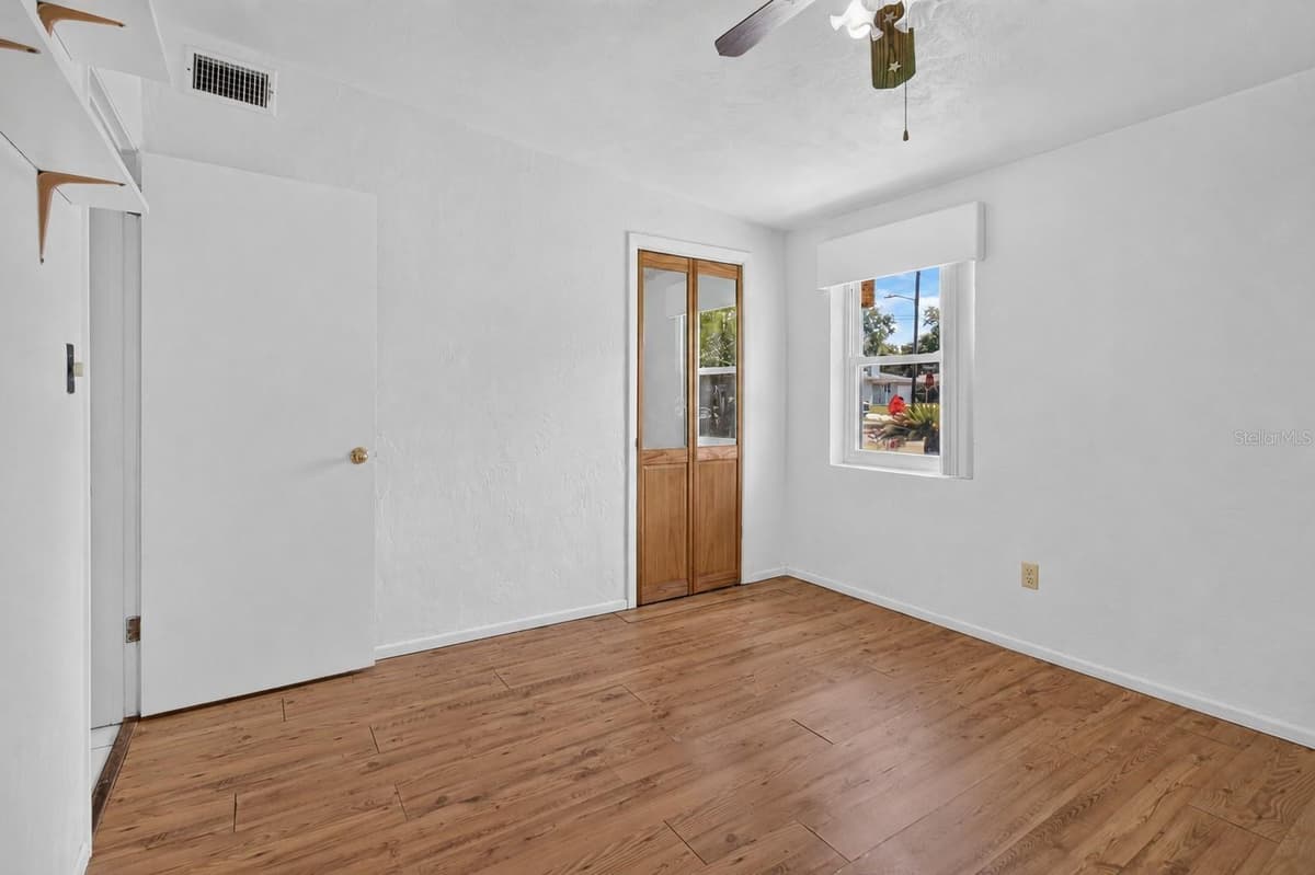 568 MANOR DRIVE — photo 25 of 43