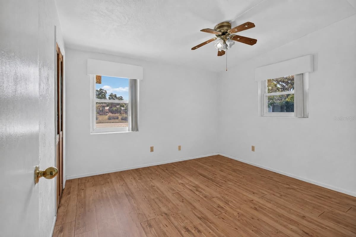 568 MANOR DRIVE — photo 26 of 43