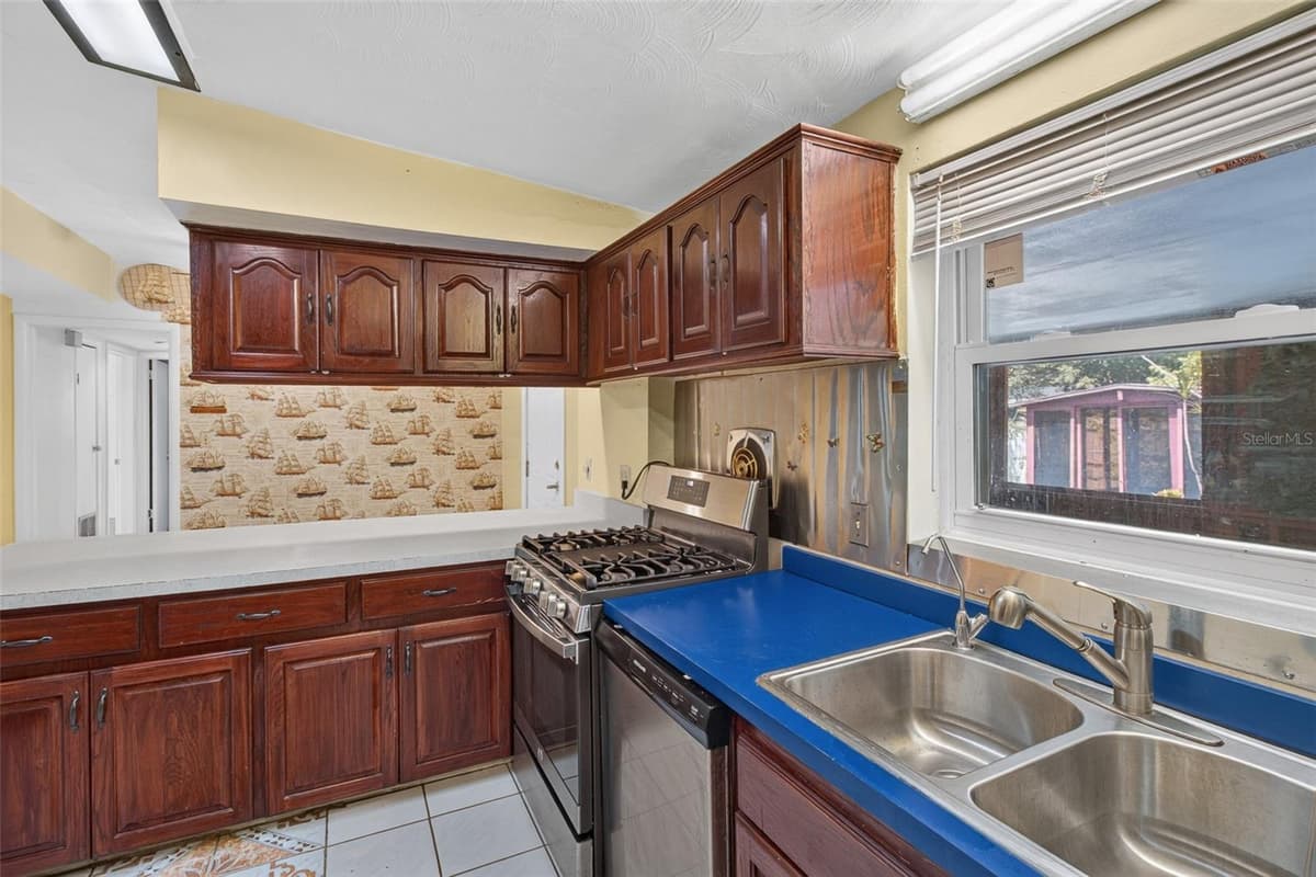 568 MANOR DRIVE — photo 21 of 43