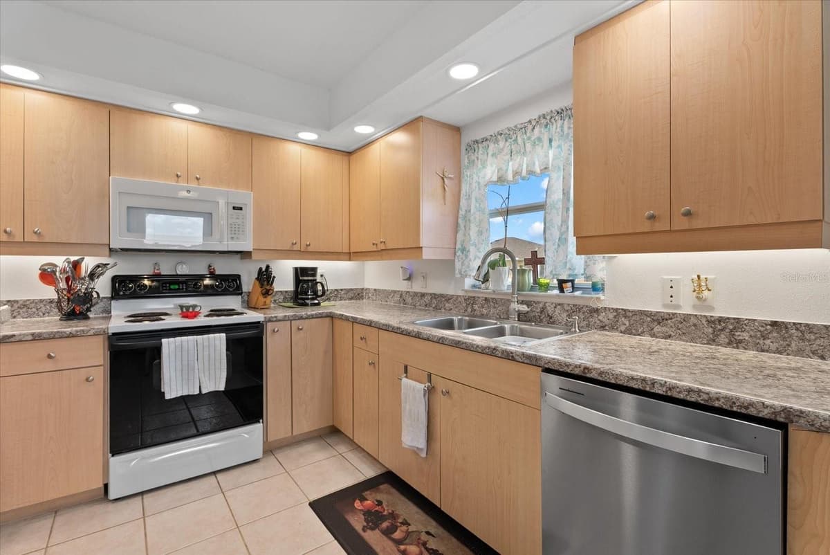 5800 SABAL TRACE DRIVE — photo 15 of 48