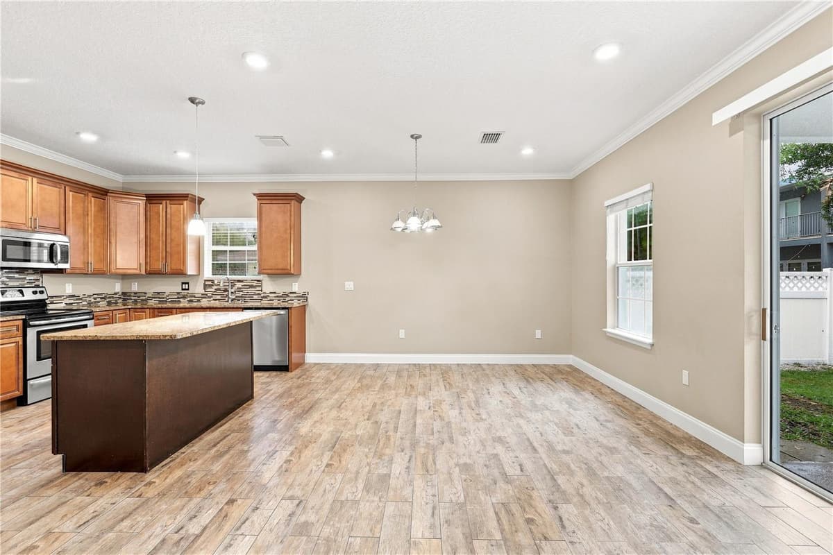 20 PRINCETON STREET — photo 11 of 32