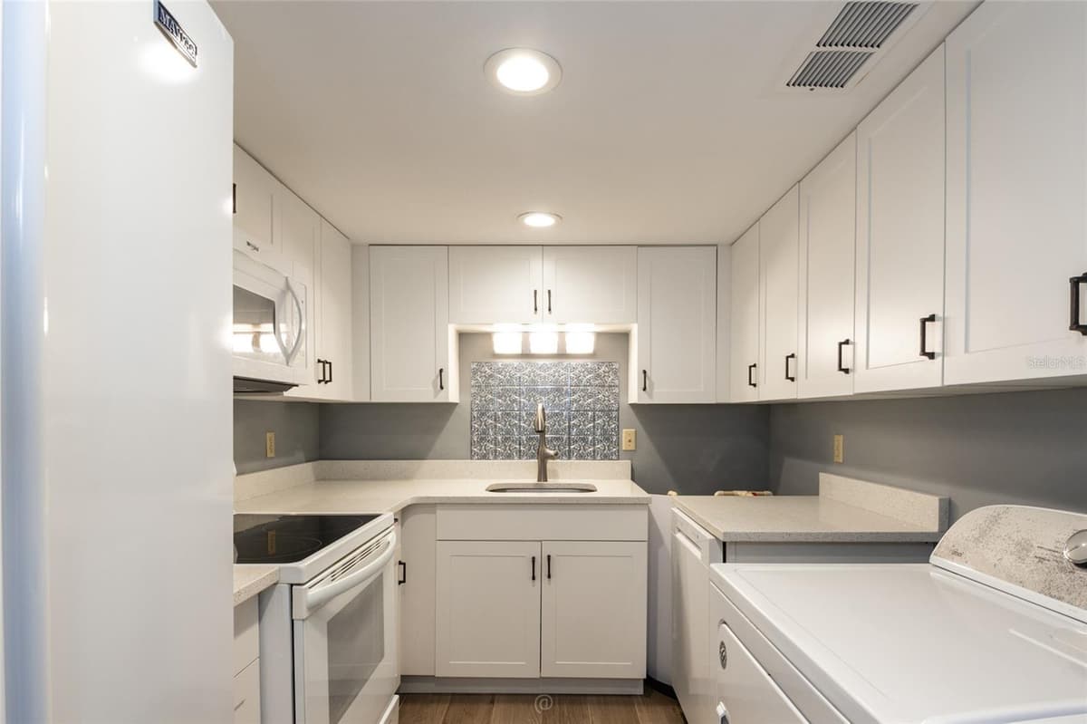 60 CLUB HOUSE DRIVE — photo 11 of 52