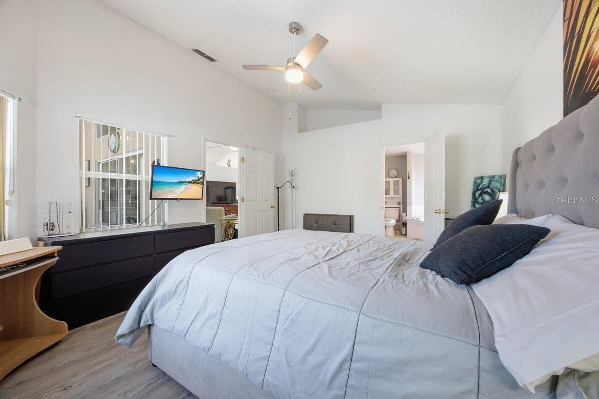 566 MONTANA AVENUE — photo 13 of 27