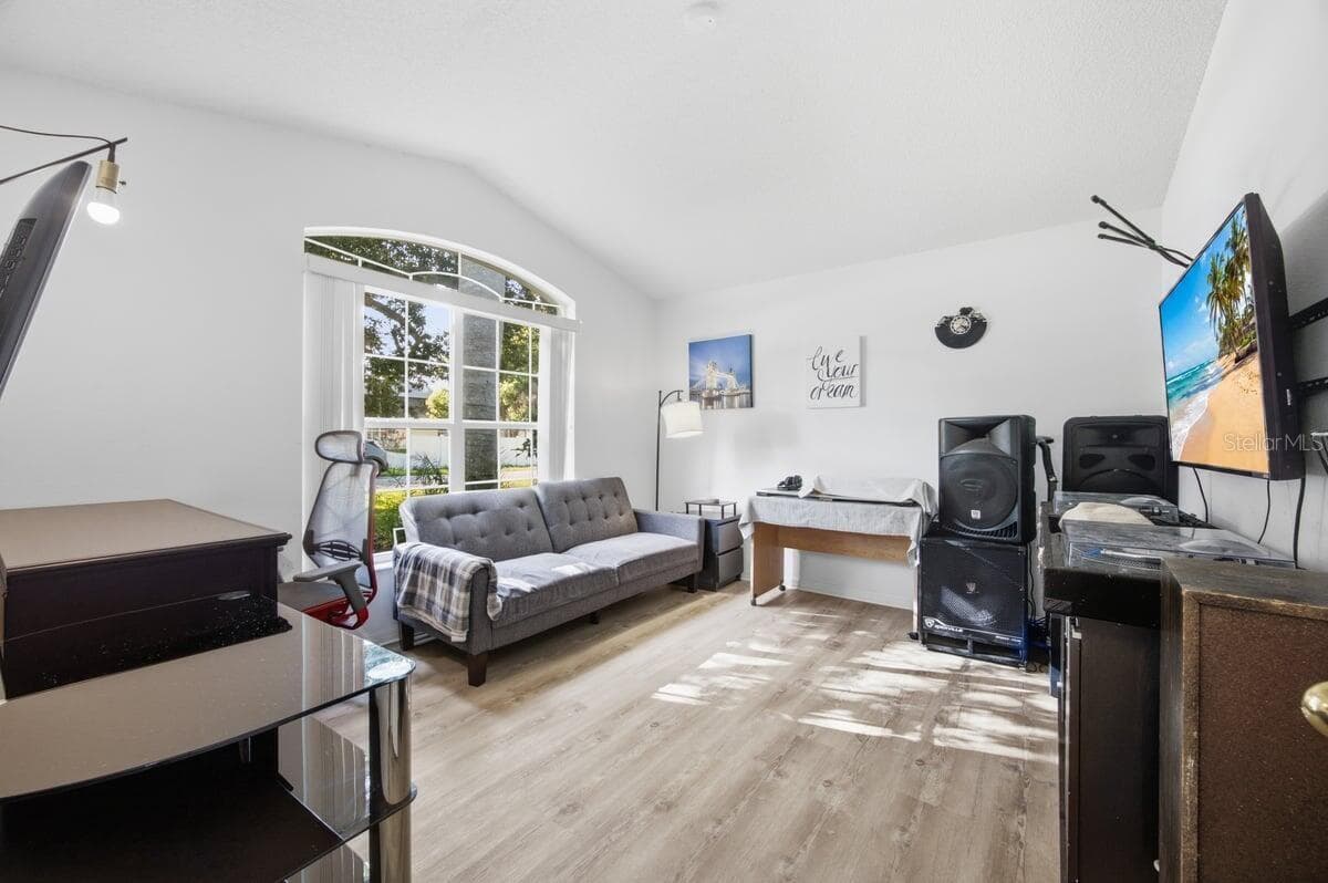 566 MONTANA AVENUE — photo 7 of 27