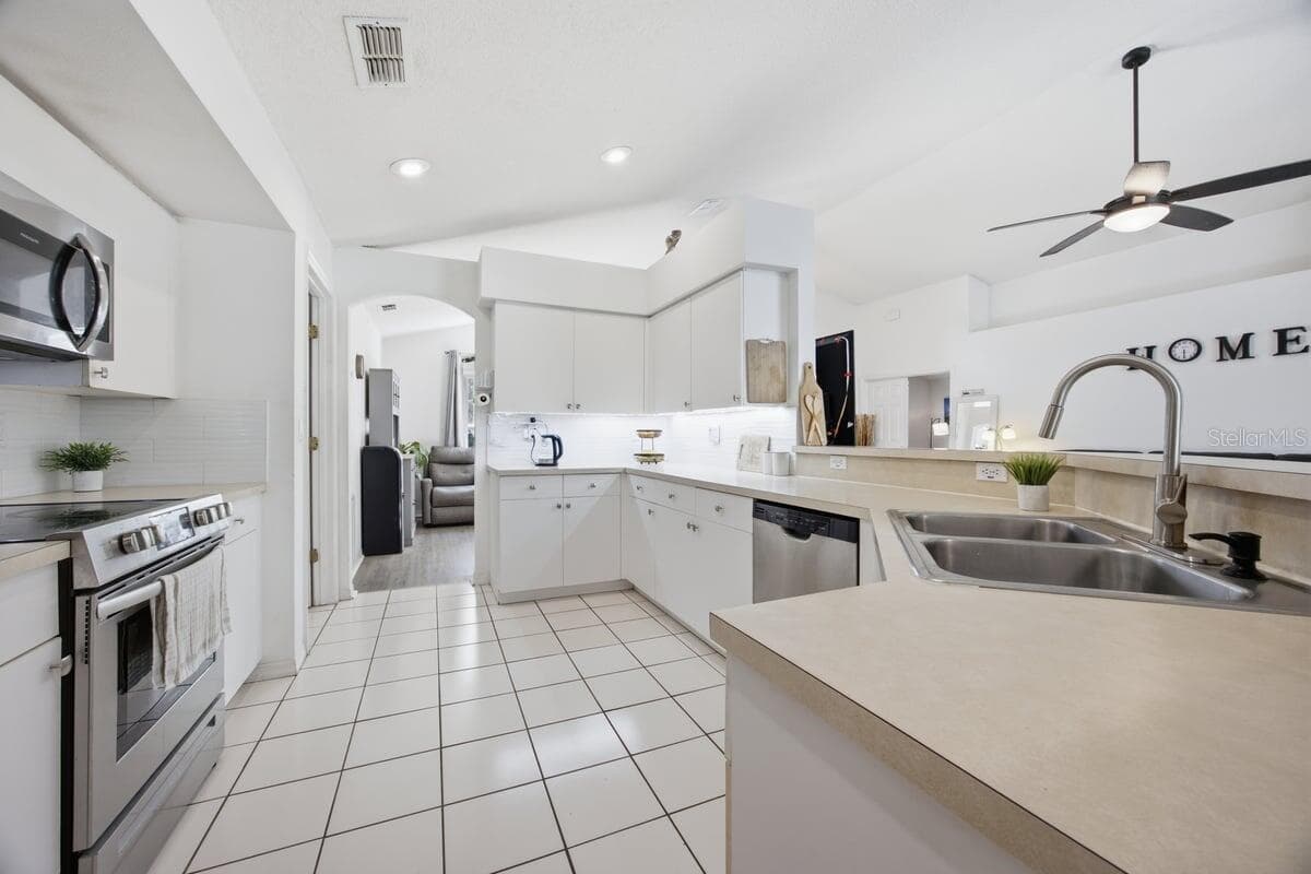 566 MONTANA AVENUE — photo 10 of 27