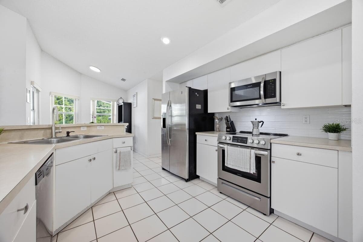 566 MONTANA AVENUE — photo 11 of 27