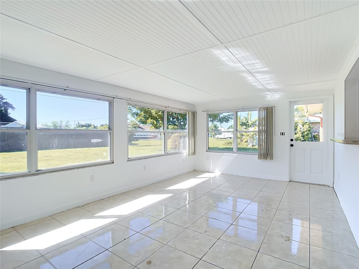 2330 BEACON DRIVE — photo 9 of 44