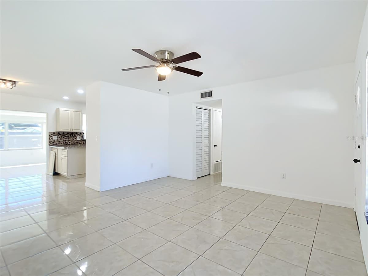 2330 BEACON DRIVE — photo 4 of 44